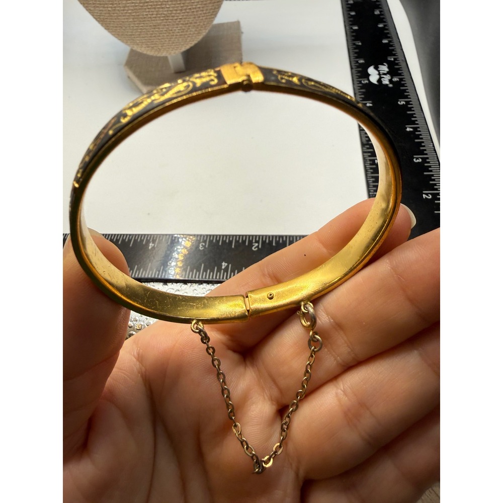 Vintage Damascene 24K Gold Inlay Black Hinged Bangle Bracelet Spain Safety Chain - Picture 4 of 5